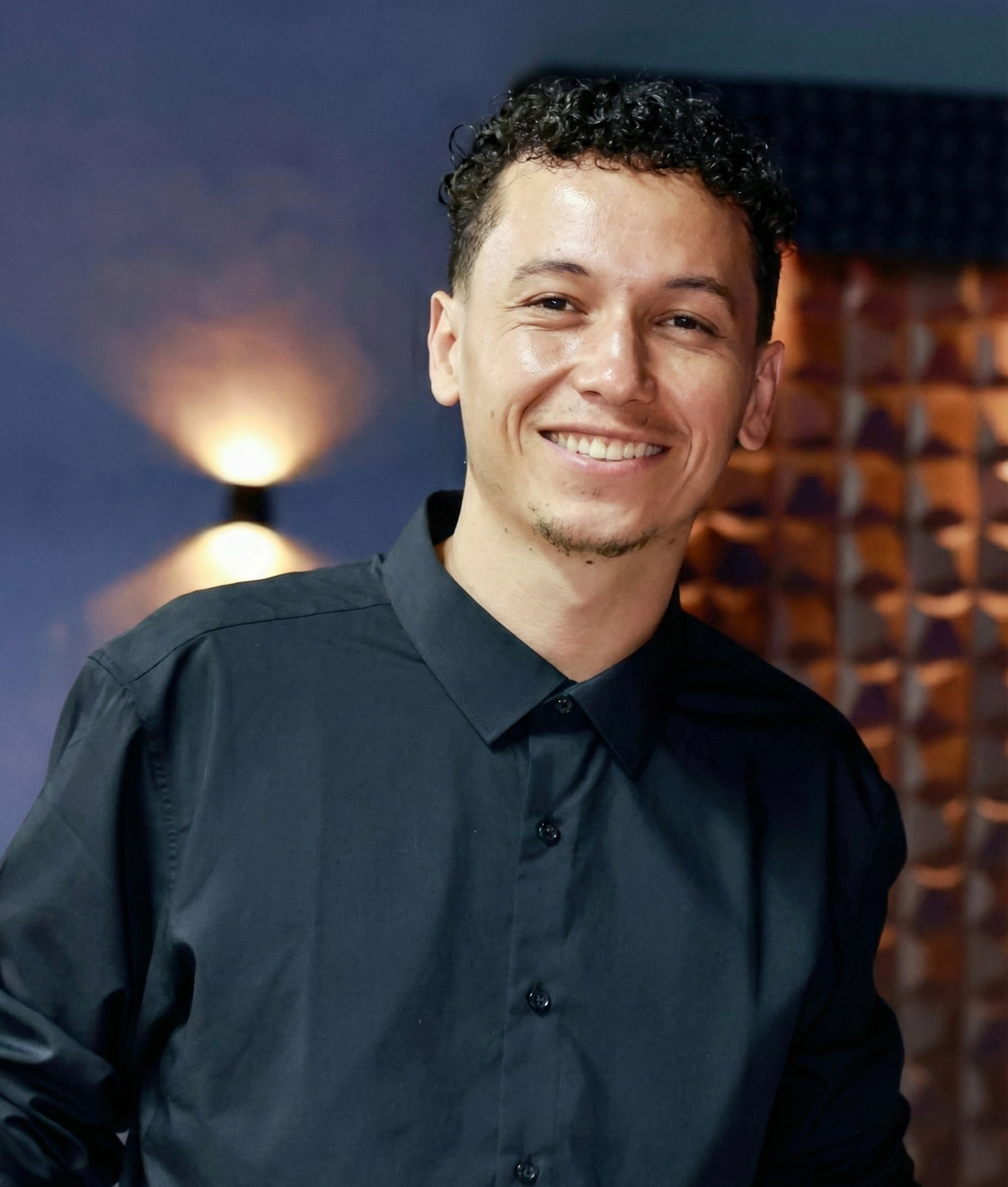 O interior da Barbearia Leão, mostrando um ambiente acolhedor e estiloso.